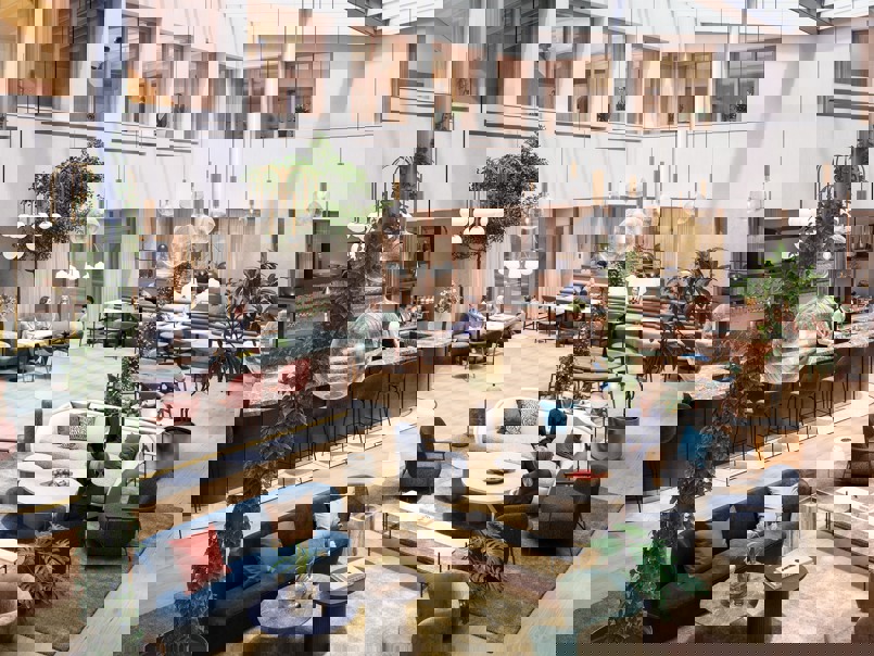 RÅformat_Hufvudstaden_Kv_Johanna Cecil_Atrium_Overview_People.jpg