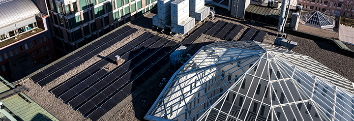 Solceller på NK-husets tak i Stockholm fotograferat från NK-klockan