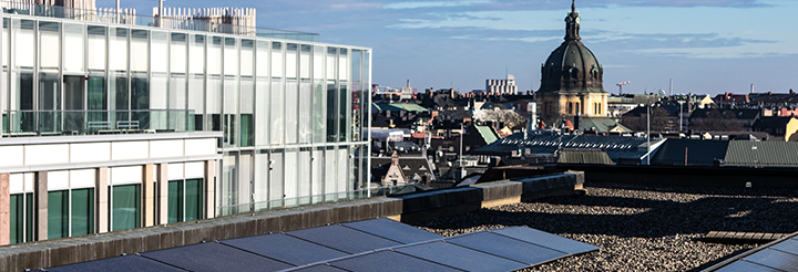 Solceller på NK-husets tak i Stockholm med vy över Stockholms takåsar